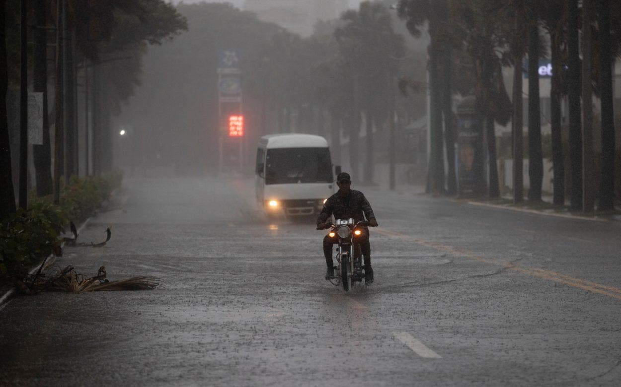 Una onda tropical y una vaguada continuarán generando lluvias este martes