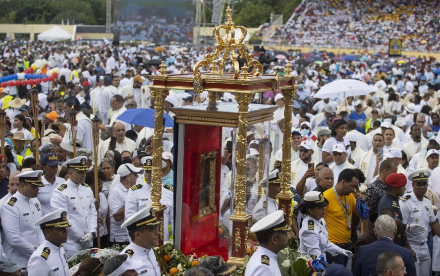 Miles de católicos veneran en Santiago virgen de La Altagracia