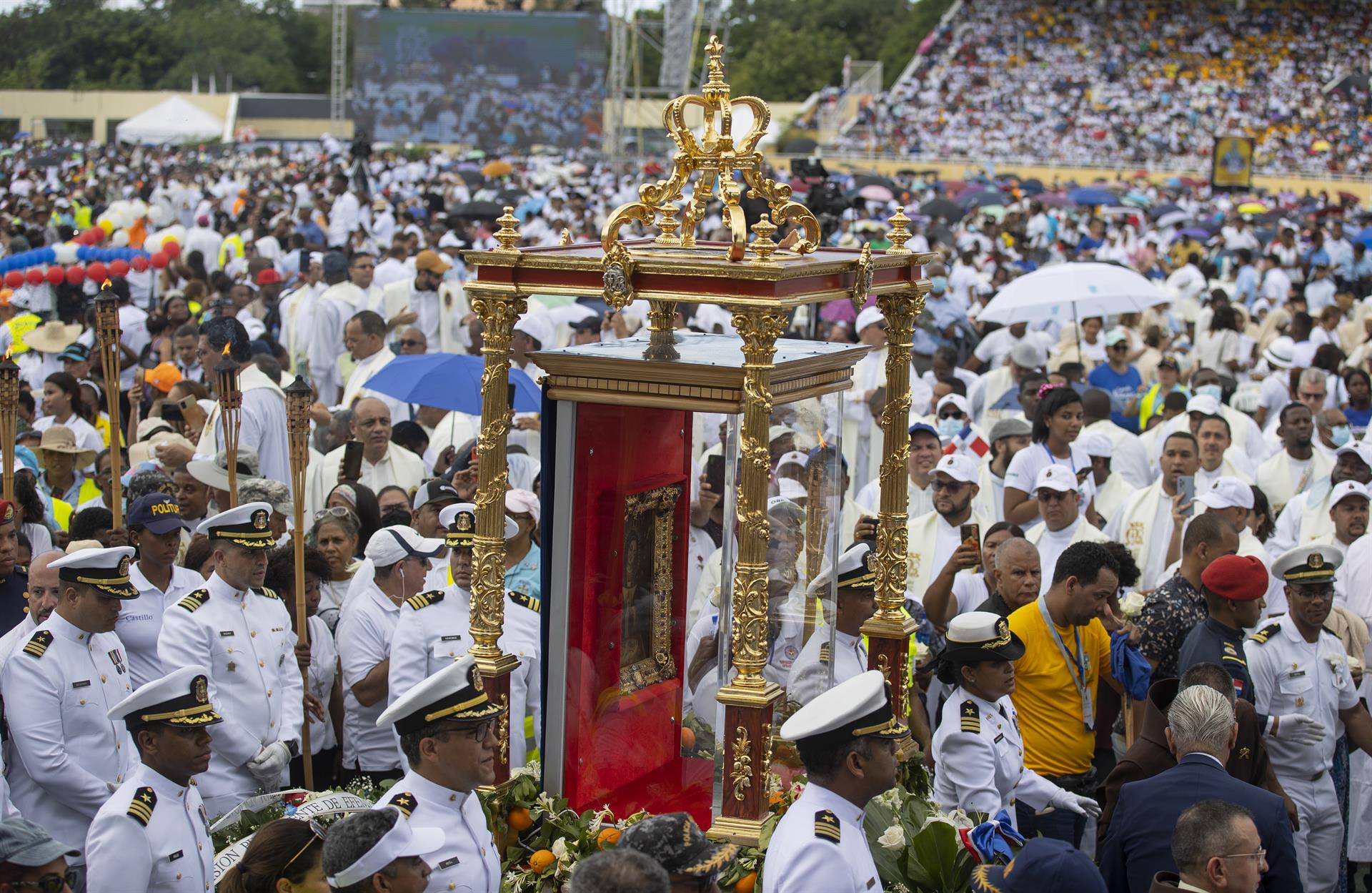 Miles de católicos veneran en Santiago virgen de La Altagracia